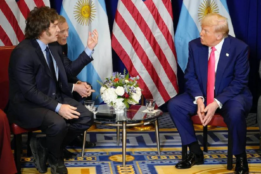 Milei se reúne con Trump, quien dice estar "muy orgulloso" de su "amigo"