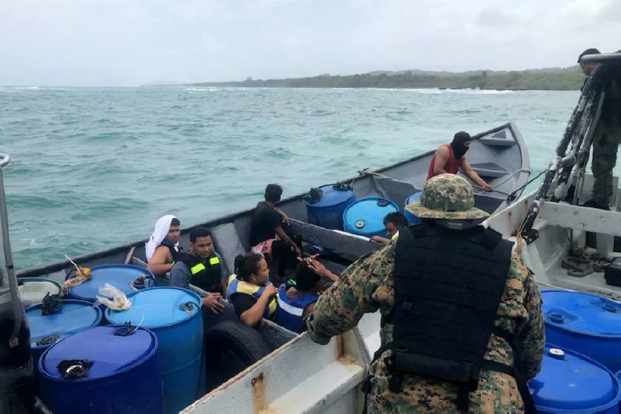 Una niña muerta y 20 rescatados en naufragio de lancha con migrantes en Panamá