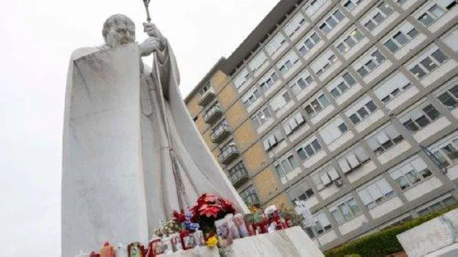 Vuelven a suministrarle oxígeno al Papa Francisco y le realizan exámenes clínicos