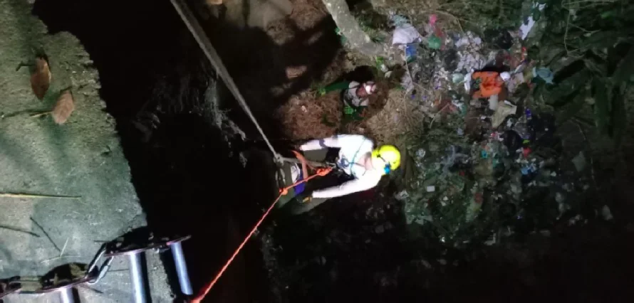 Rescatan a una mujer tras caer a un barranco de 25 metros de altura en Soyapango