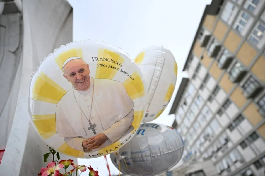 El papa Francisco, aún en "estado crítico", pasó una "buena noche"