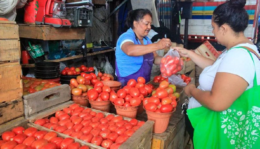 IPC de enero: los salvadoreños compraron más cara la papa, pero más barato el tomate