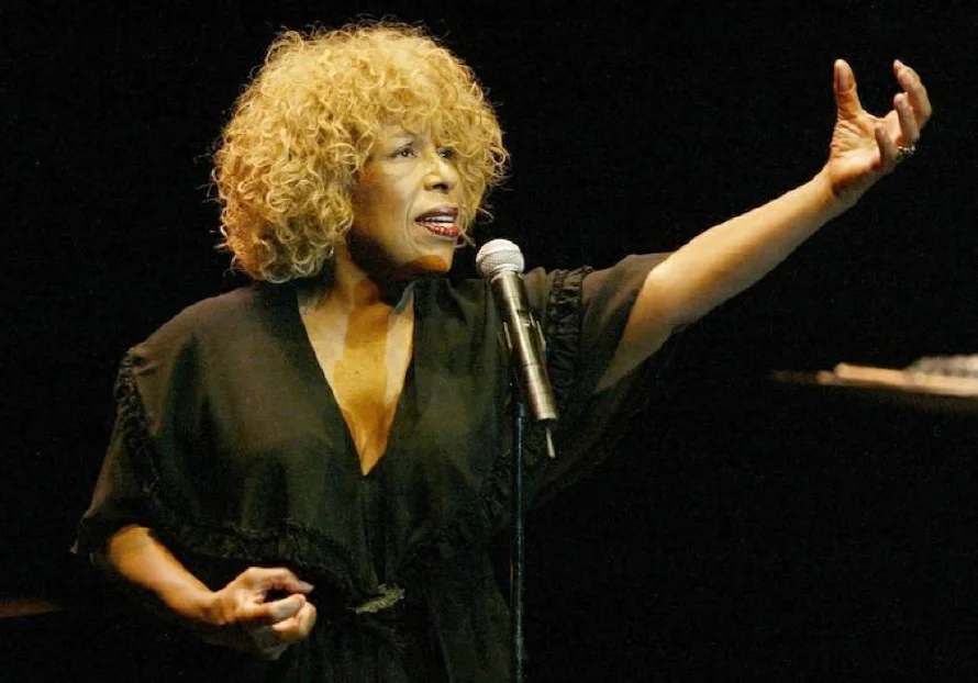 Roberta Flack, cantante de "Killing Me Softly", muere a los 88 años