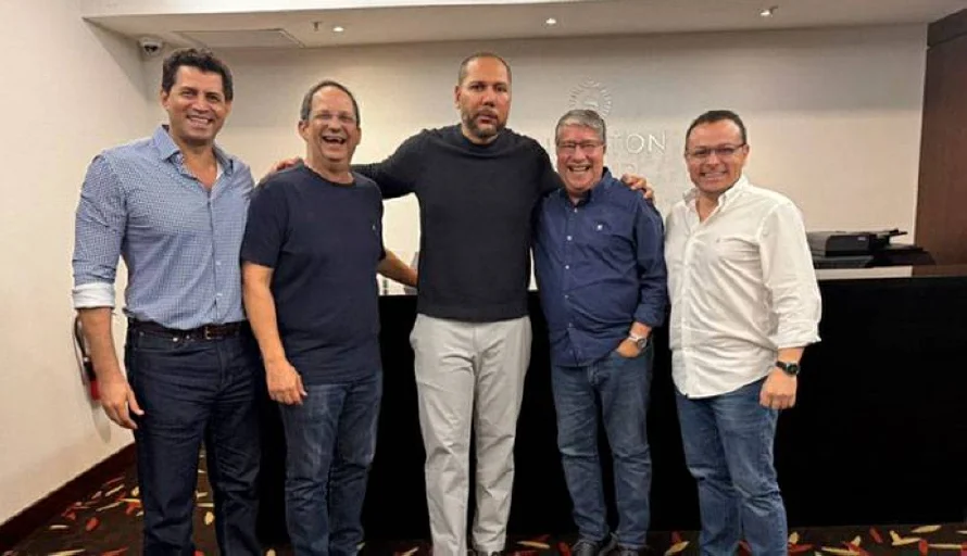 Yamil Bukele y la Fesfut le dan la bienvenida al "Bolillo" Gómez como nuevo técnico de la Selecta