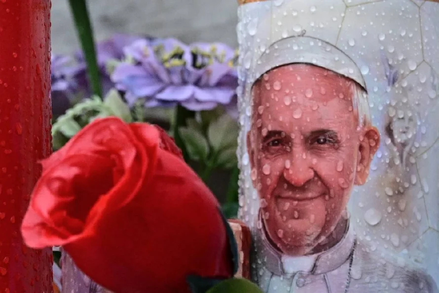 El papa Francisco sigue hospitalizado y pasó buena noche