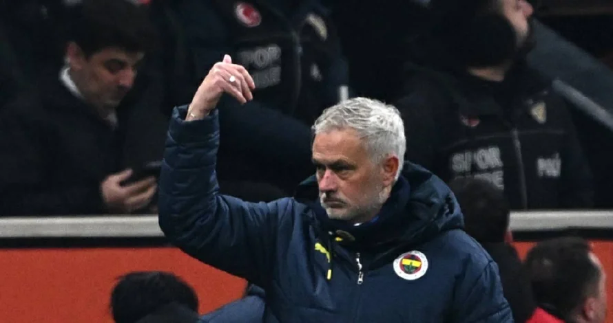 El Galatasaray acusa a Mourinho de "comentarios racistas" tras duelo liguero