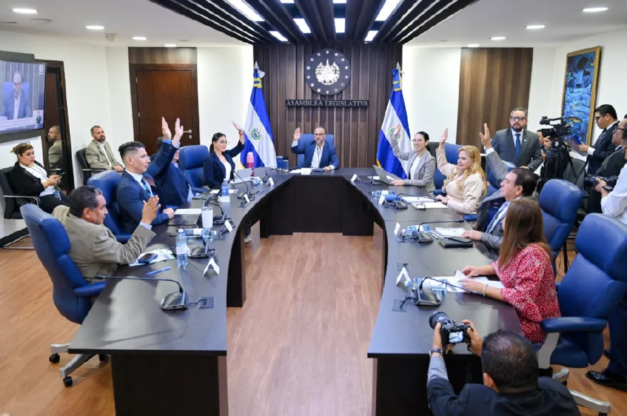 Comisión Política ratifica reforma constitucional para eliminar deuda política
