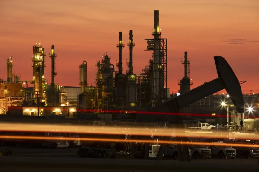El petróleo cae minado por la confianza de los consumidores estadounidenses