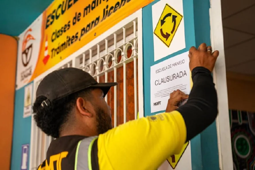 Pusimos personal nuestro a hacer un trámite: así descubrieron red de corrupción en escuelas de manejo