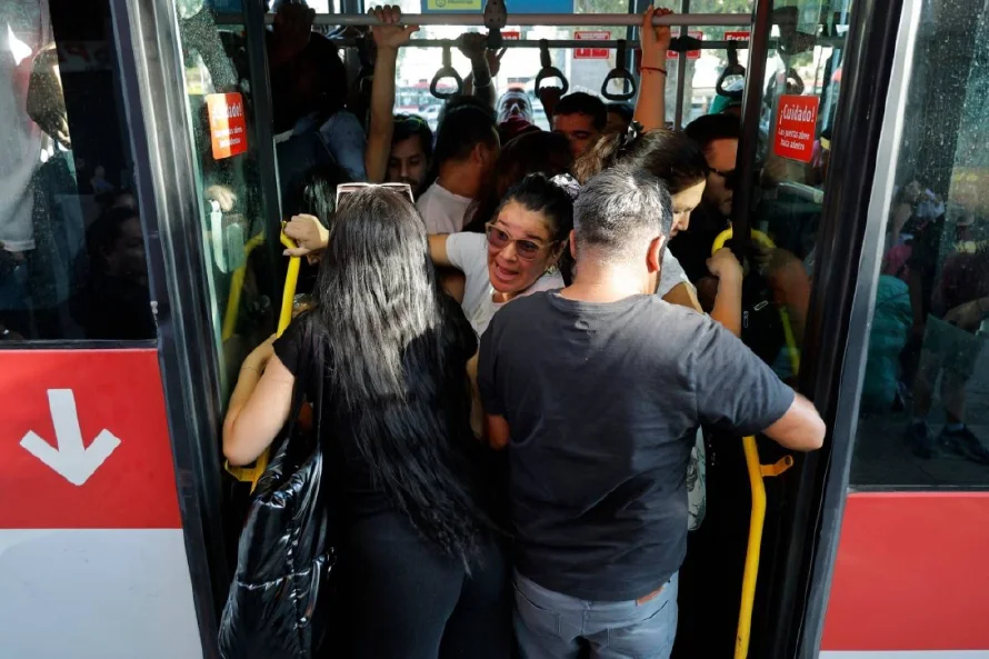 Chile retoma la normalidad tras masivo apagón que afectó a casi todo el país