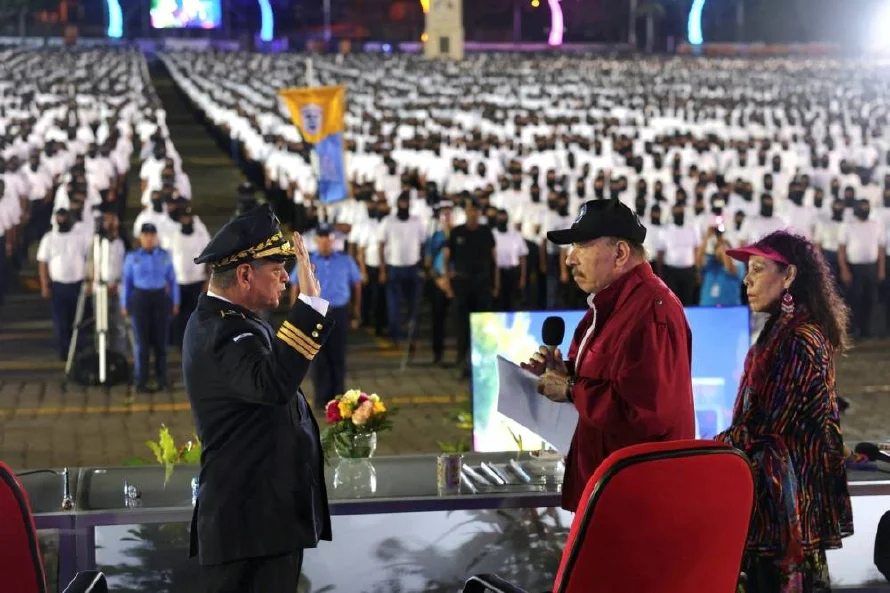 Ortega y su esposa juramentan a 30,000 "policías voluntarios" encapuchados en Nicaragua