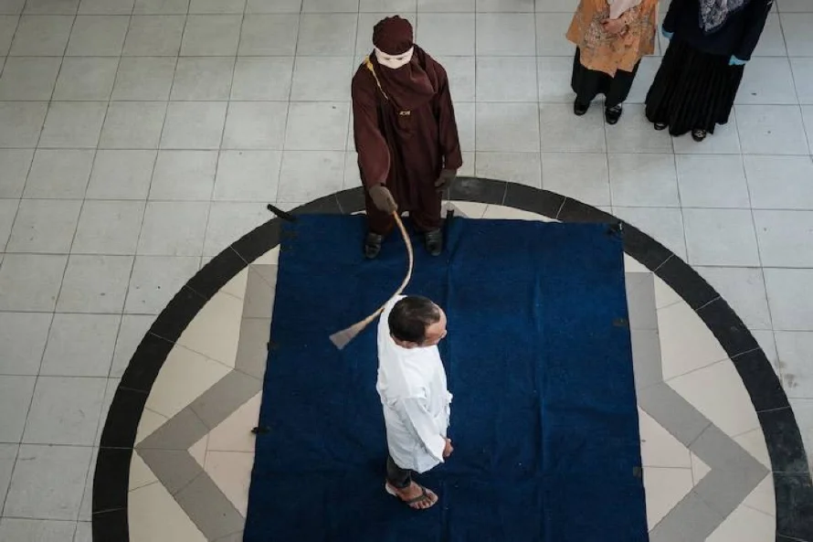 Dos hombres azotados en público en Indonesia por relación homosexual