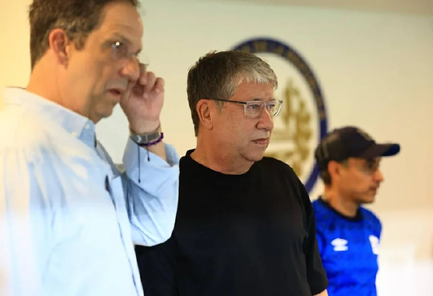 Hernán "Bolillo" Gómez visitó el estadio "Mágico" González para ver el partido de Alianza-Fuerte San Francisco