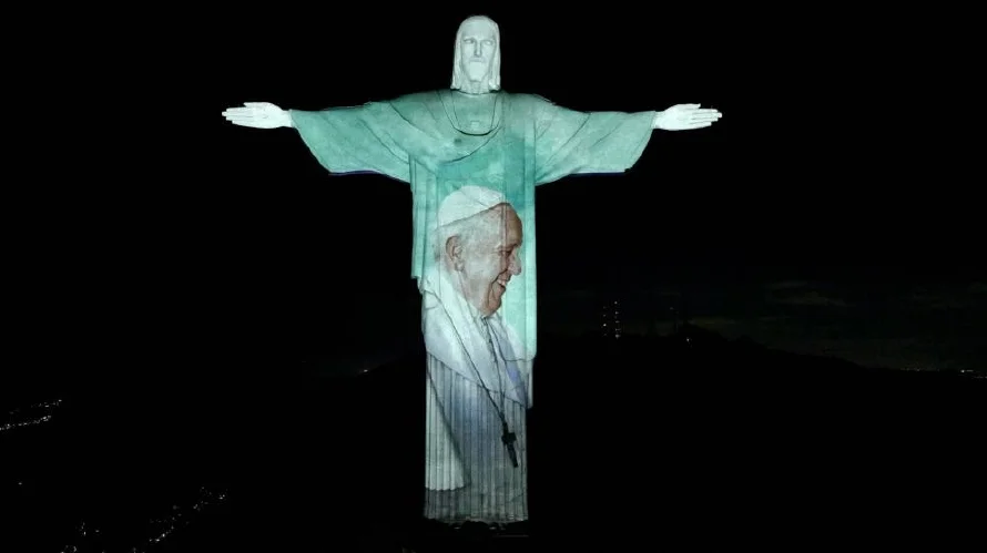 El papa Francisco, con "pronóstico reservado", salió del estado "crítico"