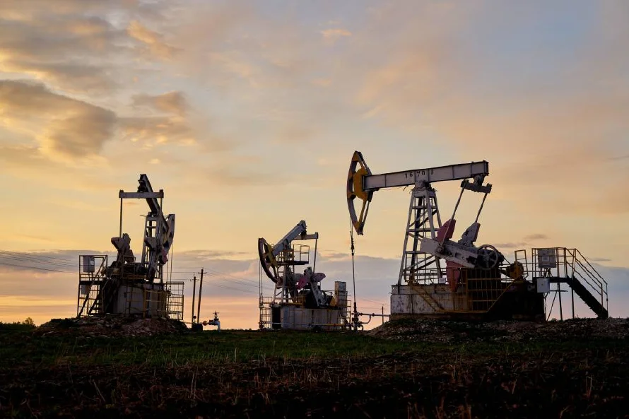 El petróleo cae minado por los aranceles de Trump y la demanda china