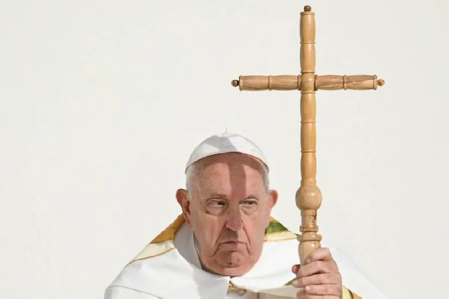 El papa Francisco pasa una "noche tranquila" tras su última crisis respiratoria