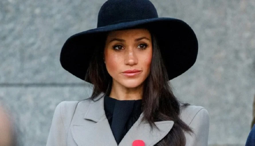 Meghan Markle vuelve a las pantallas reconvertida en esposa tradicional