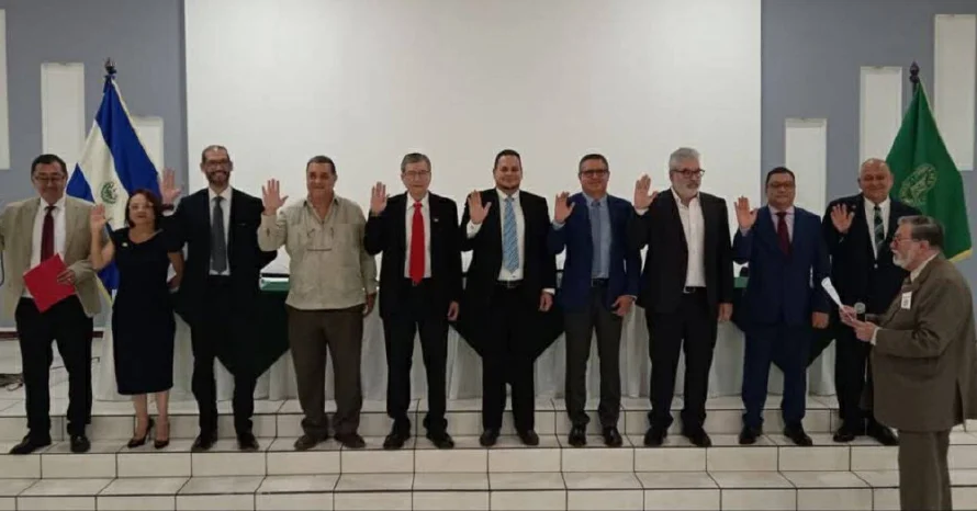 Colegio Médico juramenta nueva junta directiva presidida por Iván Solano