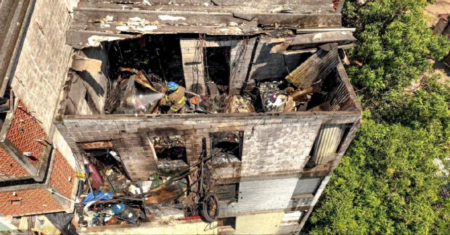 Voraz incendio consume estructura de apartamentos en San Jacinto