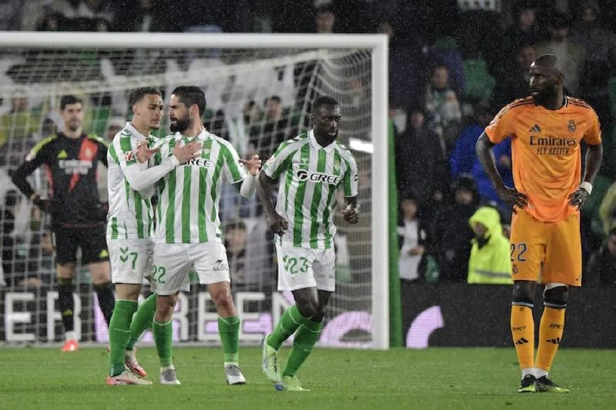 El Real Madrid cae 2-1 ante el Betis y tropieza por el liderato
