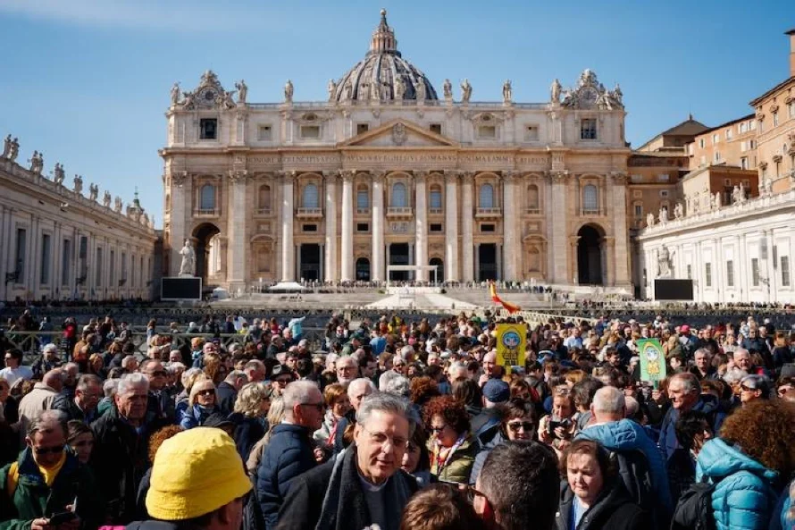 En un Vaticano sin el papa, los fieles se debaten entre la oración y el turismo
