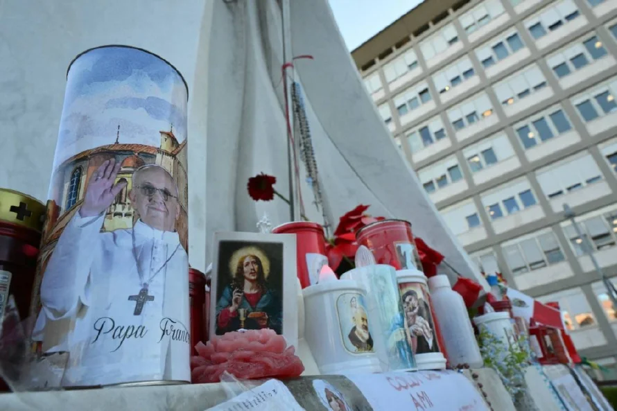 Tras 18 días hospitalizado, ¿qué se sabe de la salud del papa Francisco?
