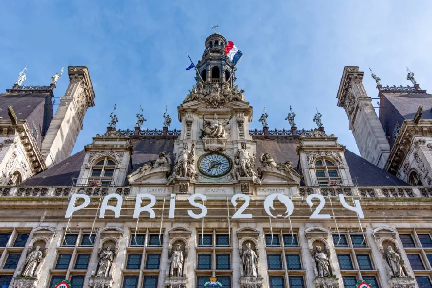 Siete personas enfrentarán juicio en París por ciberacoso al director de ceremonias de París 2024