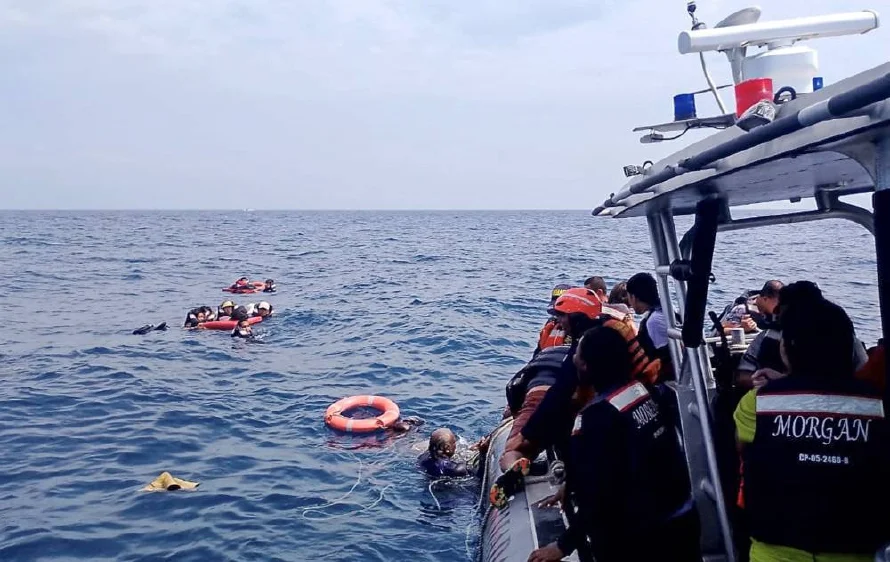 Más de 40 turistas rescatados tras el hundimiento de embarcación en el Caribe colombiano