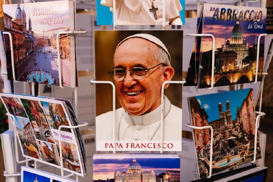 El papa Francisco respira sin mascarilla tras su última recaída