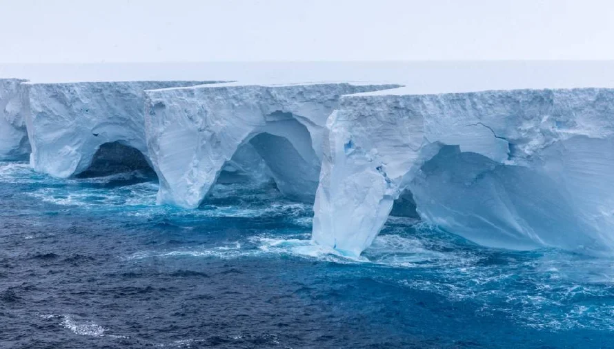 El iceberg más grande del mundo se detiene cerca de una isla en la Antártida