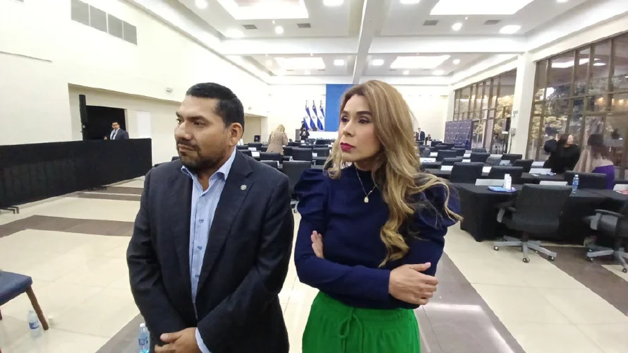 Atraso en escuelas: Arena ve "incompetencia", NI señala "incumplimiento" de contratistas