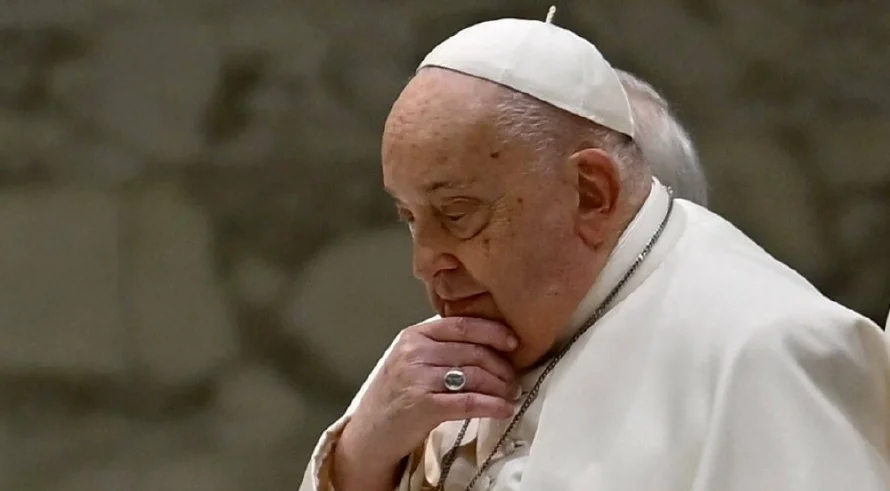 El papa Francisco muestra "una buena respuesta a la terapia", informa el Vaticano