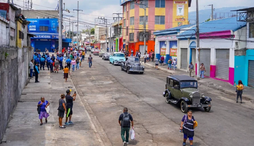 Habilitan acceso peatonal y vehicular sobre la cuarta calle poniente y quinta avenida Sur en San Salvador