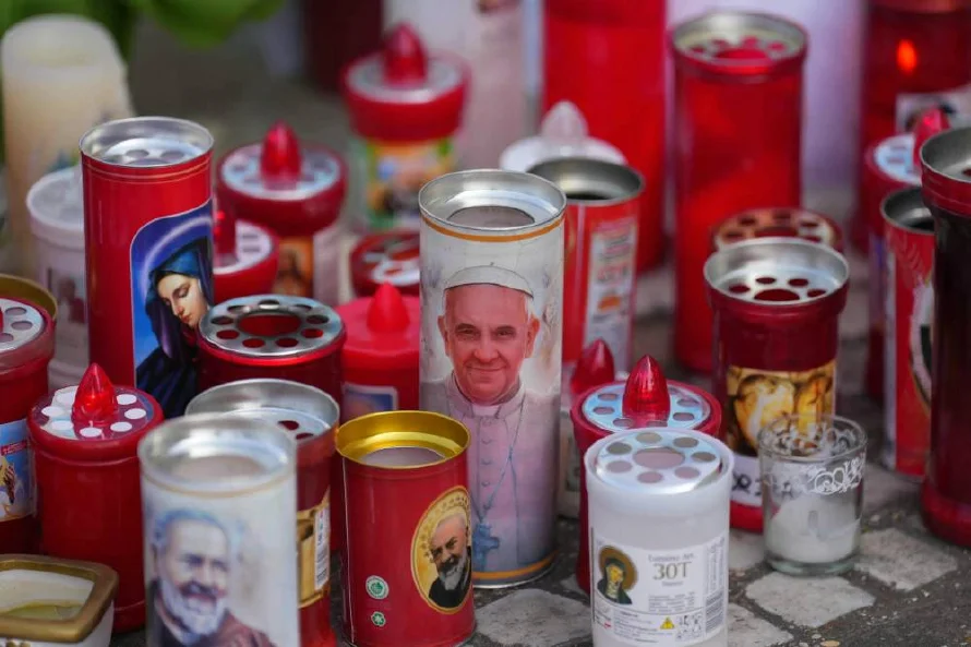El papa Francisco tuvo una "noche tranquila" y se encuentra "estable", dice el Vaticano