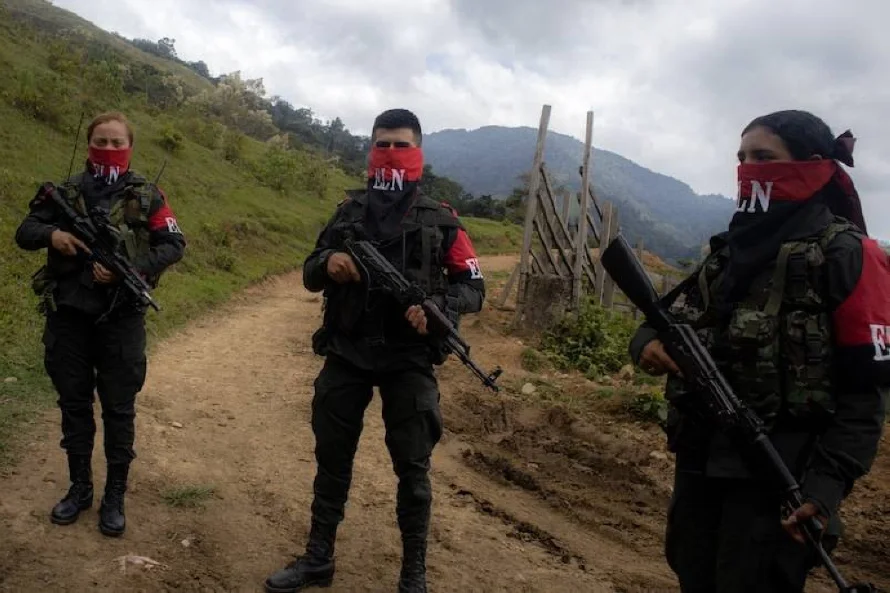 La guerrilla colombiana amenaza con una "guerra total" pese a promesas de paz de Petro