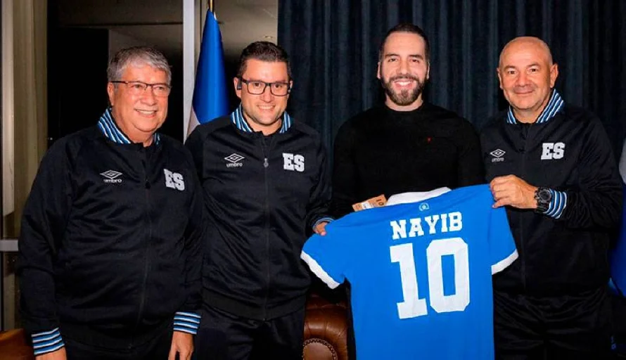 Bukele se reúne con el "Bolillo" Gómez y promete "dar todo lo que sea necesario" a la Selecta