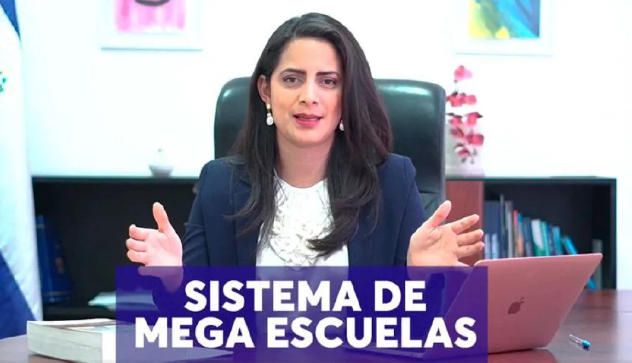 Claudia Ortiz presenta proyecto de "Megaescuelas"