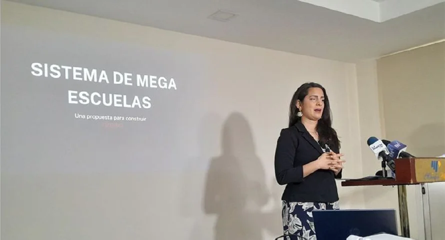 Claudia Ortiz propone transporte gratuito y alimentación subsidiada en "megaescuelas"