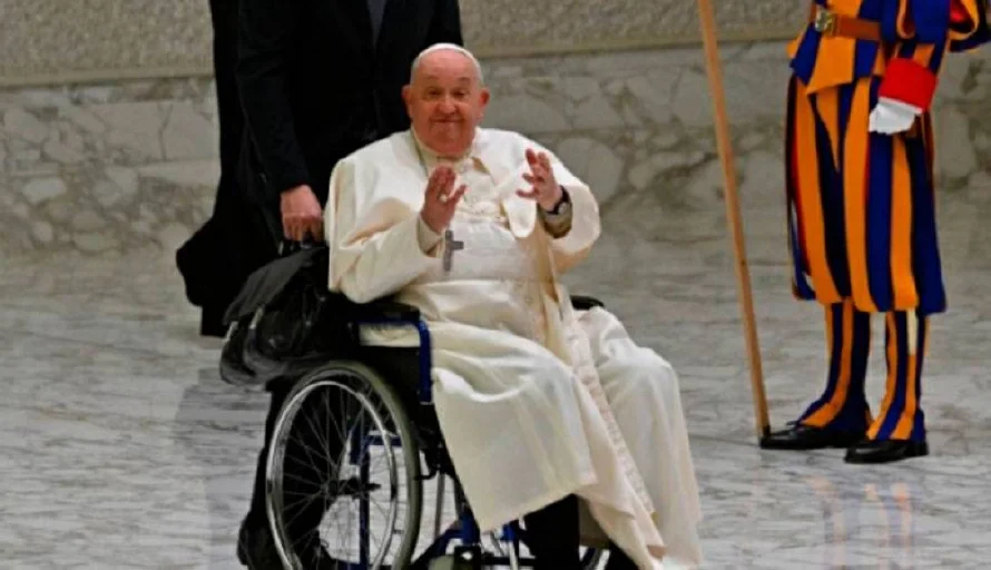 La salud del papa mejora y su pronóstico deja de ser reservado, anuncia el Vaticano