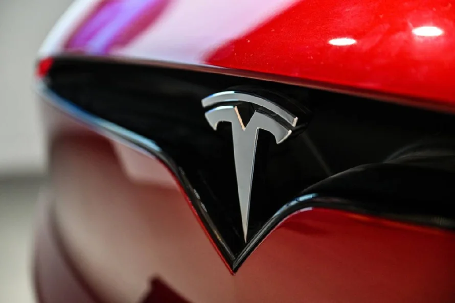 Trump dice que comprará un Tesla en apoyo a su asesor Musk