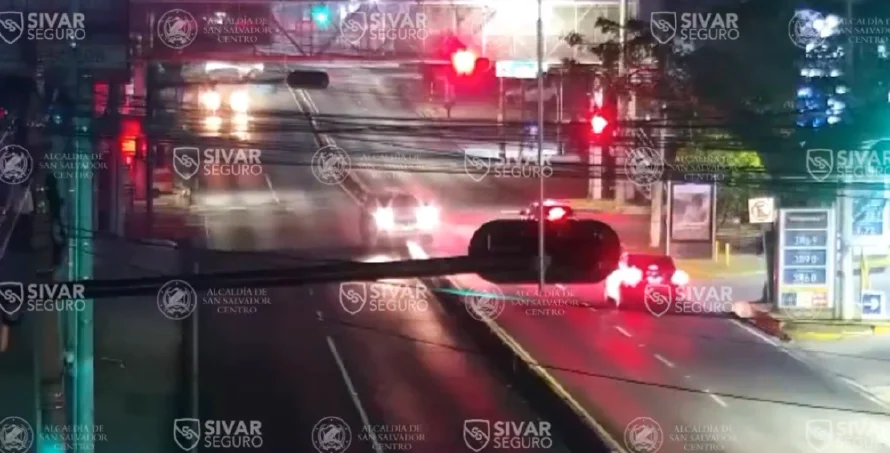 Video: Conductor ebrio choca contra separadores en el Paseo General Escalón de San Salvador y es capturado