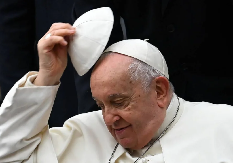 El papa prosigue la fisioterapia respiratoria y motora en su 27 día de hospitalización