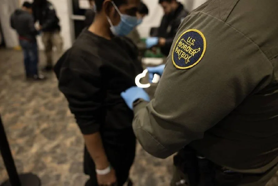 La Administración Trump reporta una caída del 94 % en cruces de migrantes irregulares en febrero