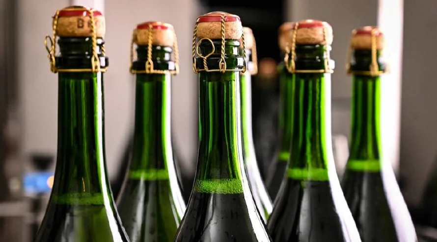 Trump amenaza con aplicar aranceles de 200% al vino y la champaña de Francia y la Unión Europea