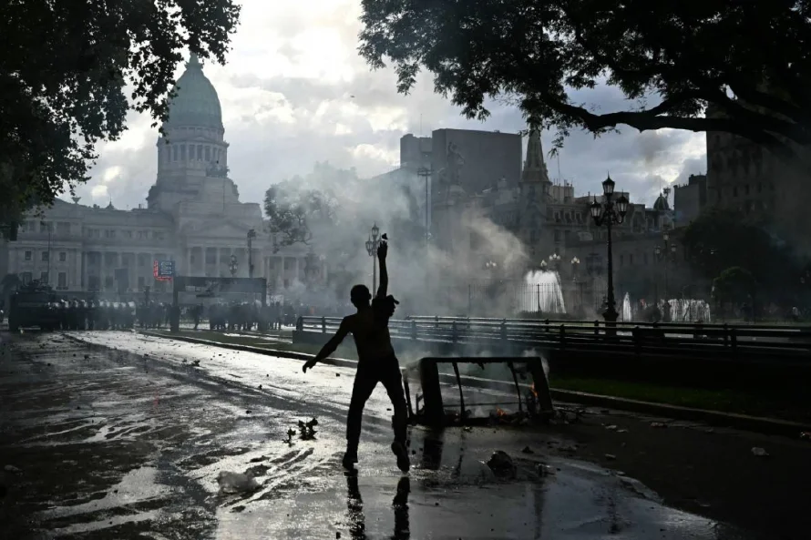 Periodista en estado crítico por represión policial en protesta en Argentina
