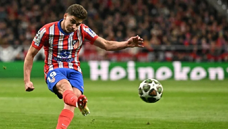 UEFA revisará norma tras polémico penal anulado a Julián Álvarez