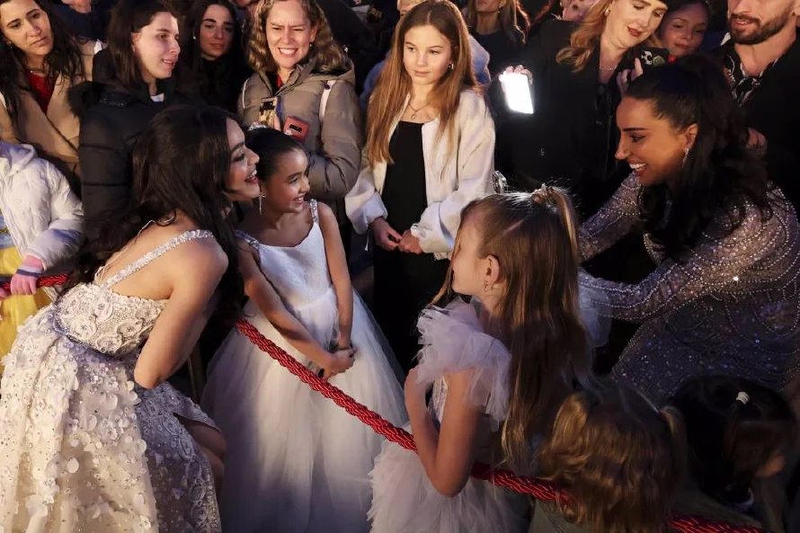 Rachel Zegler sorprende cantando en estreno de "Blancanieves" en España