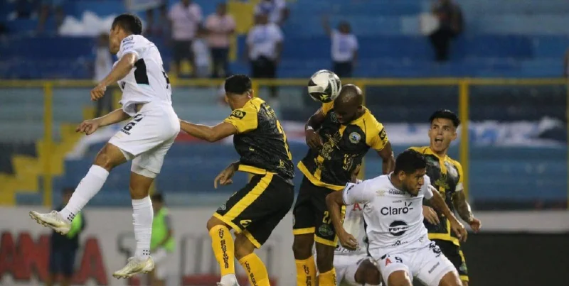 Alianza recibe a Municipal Limeño en busca de acortar distancia por el liderato