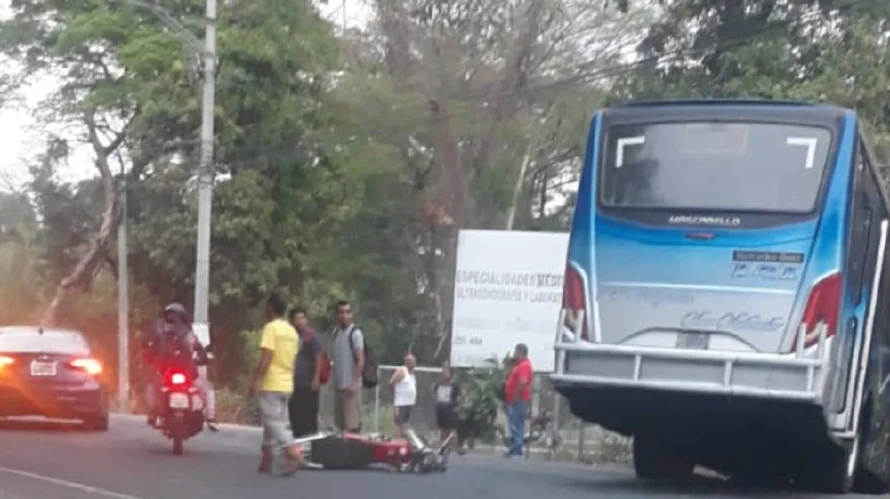 Un lesionado en choque de autobús en El Paisnal