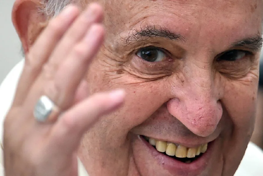 Estrellas del fútbol mandan mensajes de aliento al papa, que cumple un mes hospitalizado